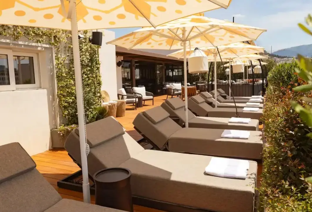 Basen w hotelu Hotel Adia Aluma Athens, Curio Collection by Hilton