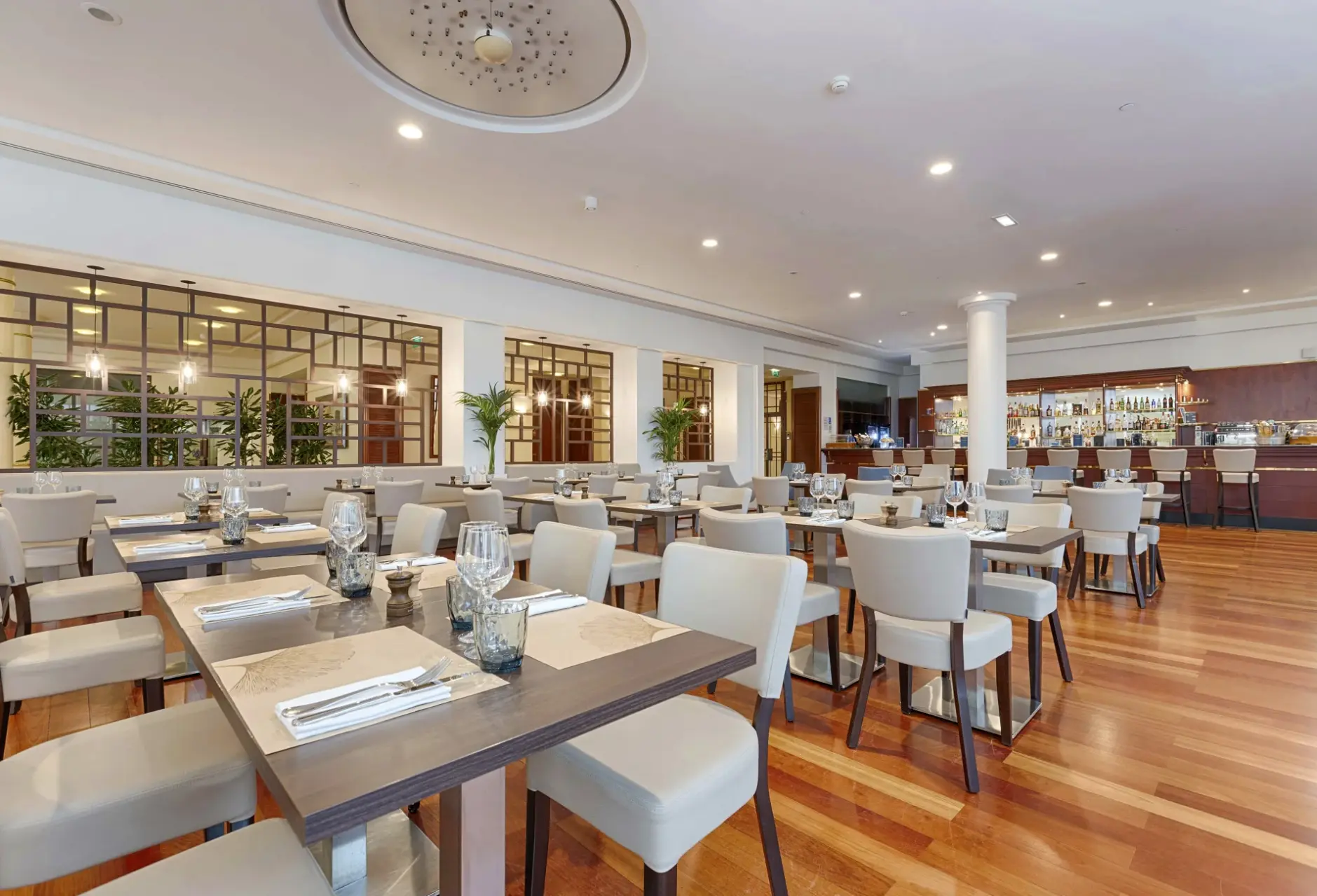 Restauracja i jedzenie w hotelu Hotel Occidental Paris-Levallois