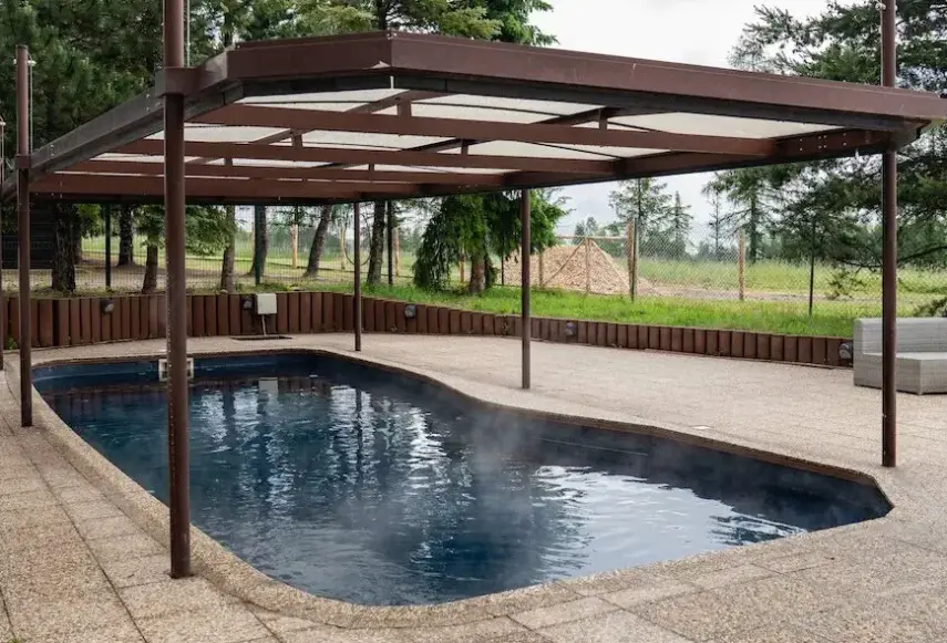 Basen w hotelu Hubert Resort