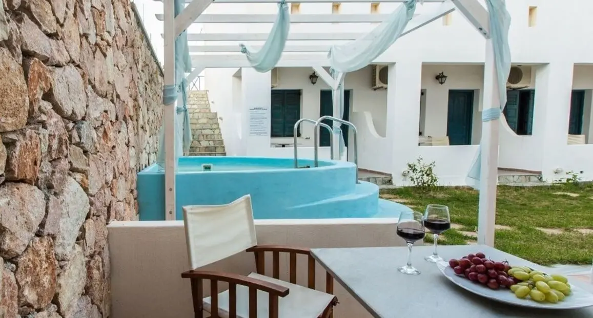 Basen w hotelu Iliada Odysseas Resort
