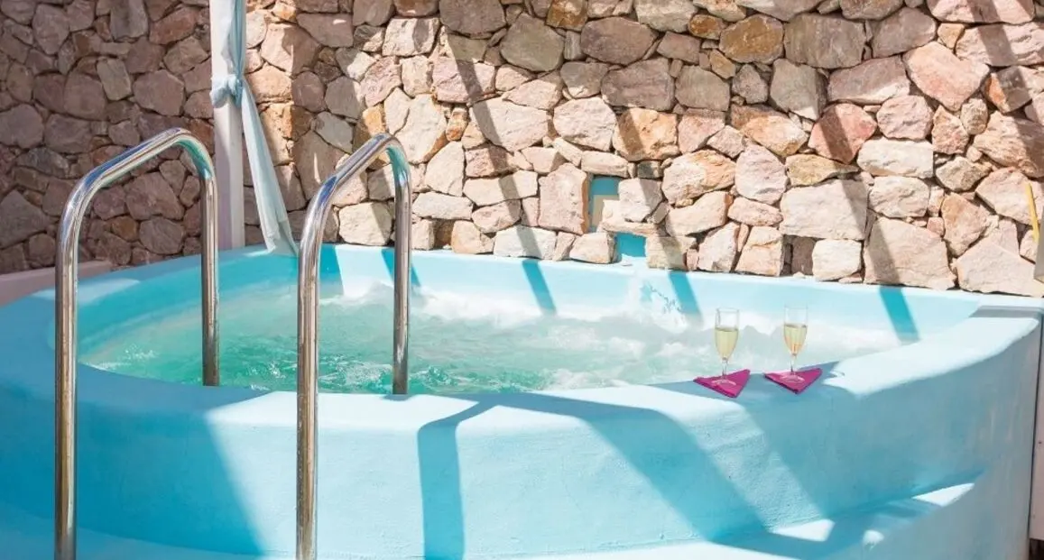 Basen w hotelu Iliada Odysseas Resort