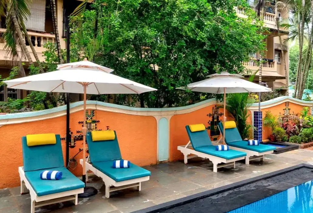 Basen w hotelu Indy Suites