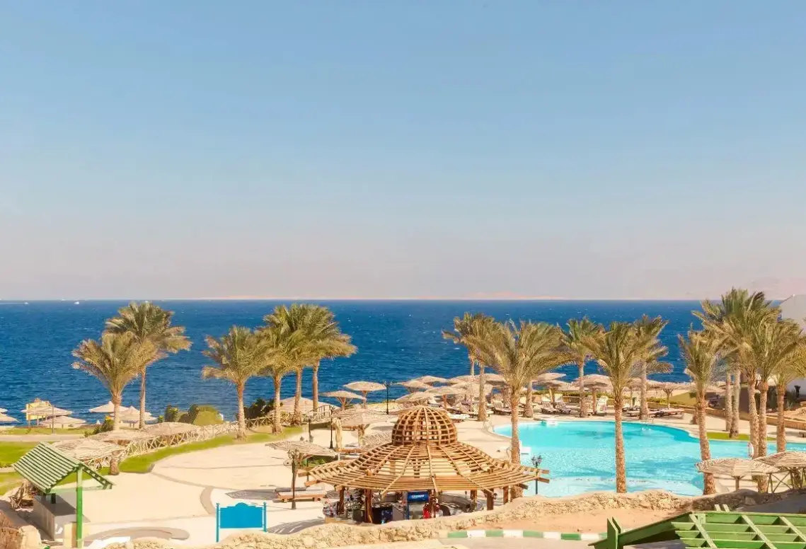 Basen w hotelu Invidia Coral Beach Tiran