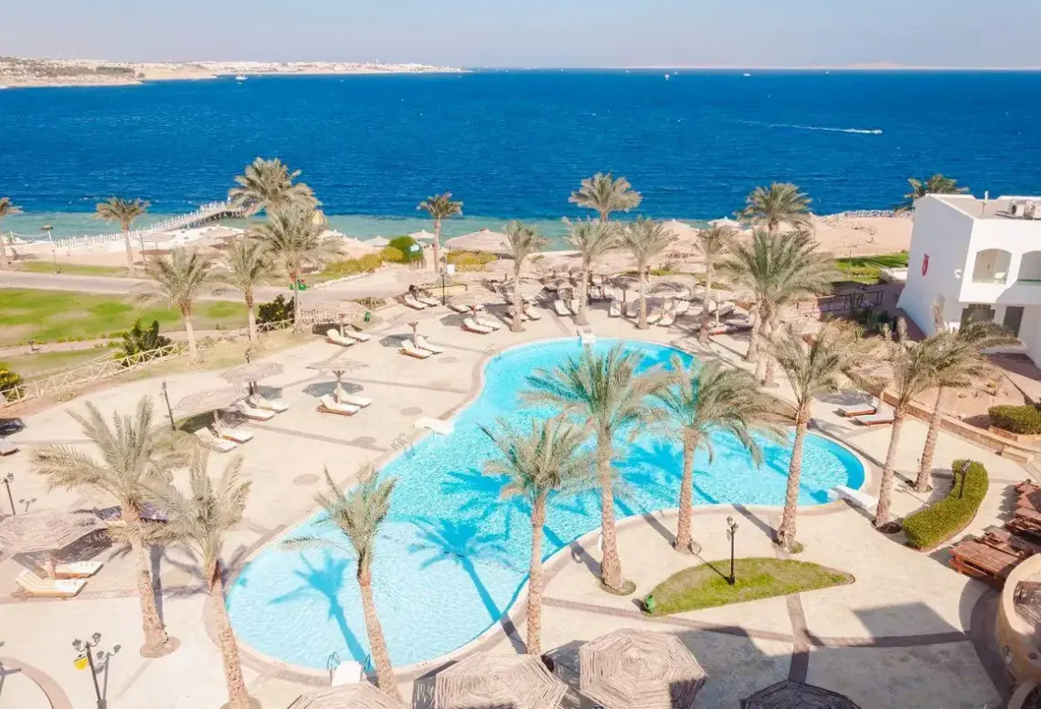 Basen w hotelu Invidia Coral Beach Tiran