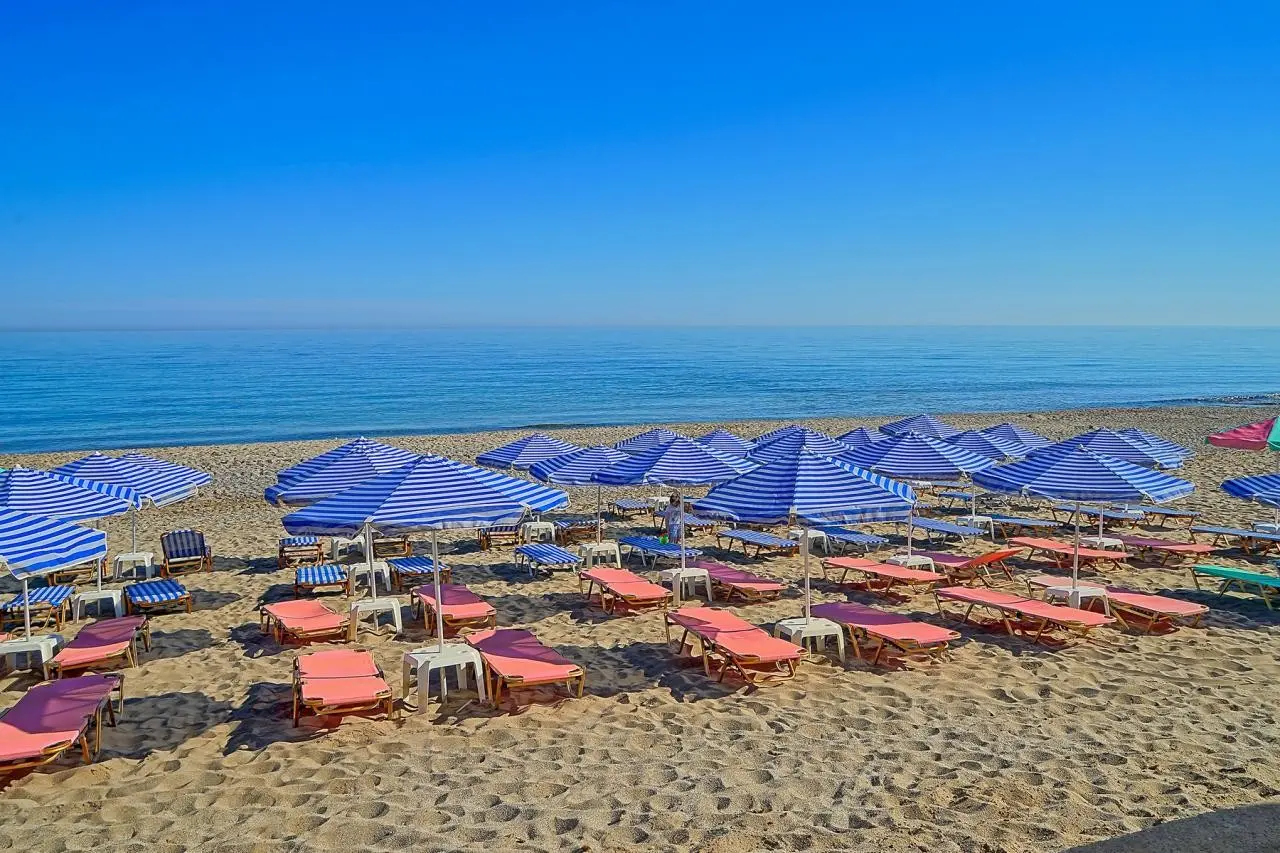 Plaża przy hotelu Joan Beach