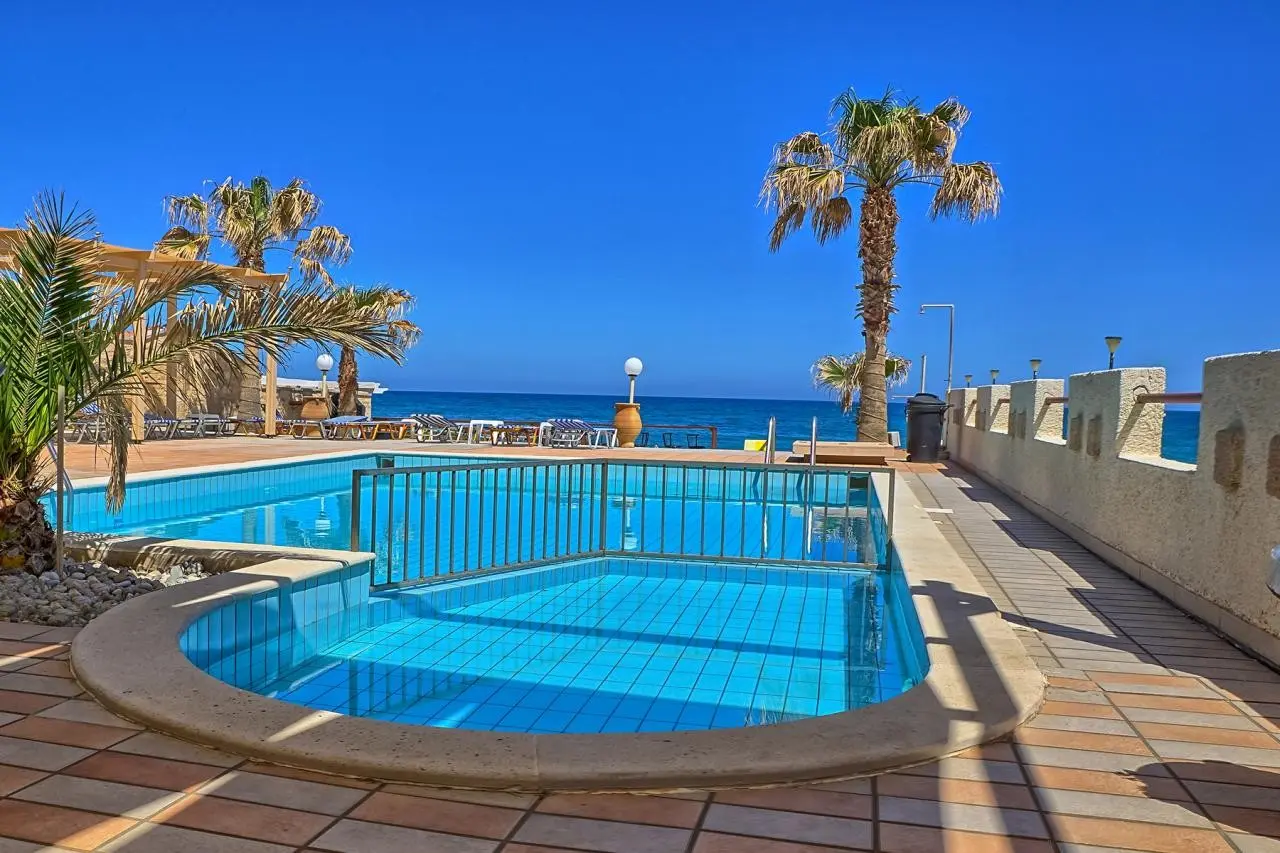 Basen w hotelu Joan Beach
