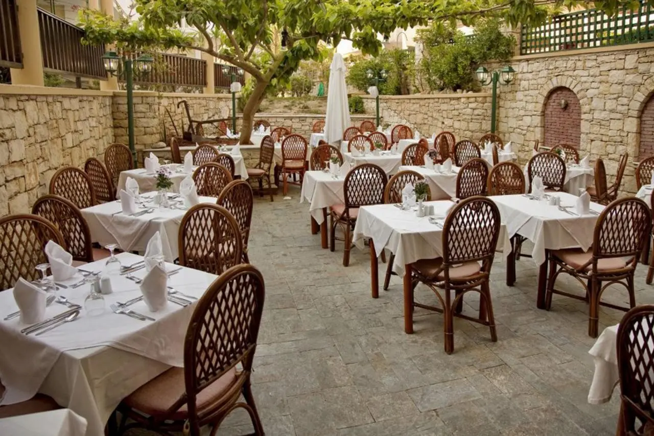 Restauracja i jedzenie w hotelu Joan Beach