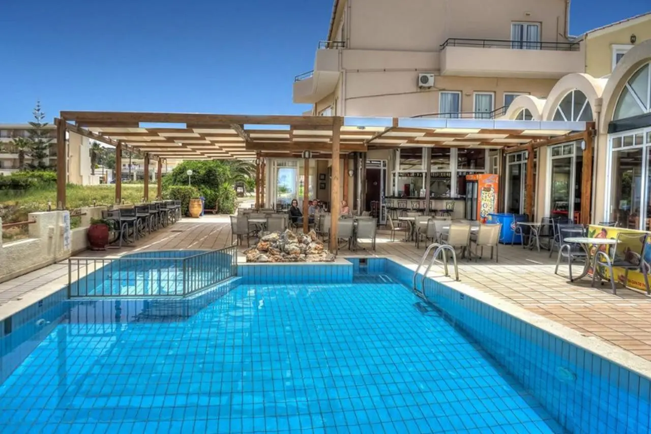 Basen w hotelu Joan Beach