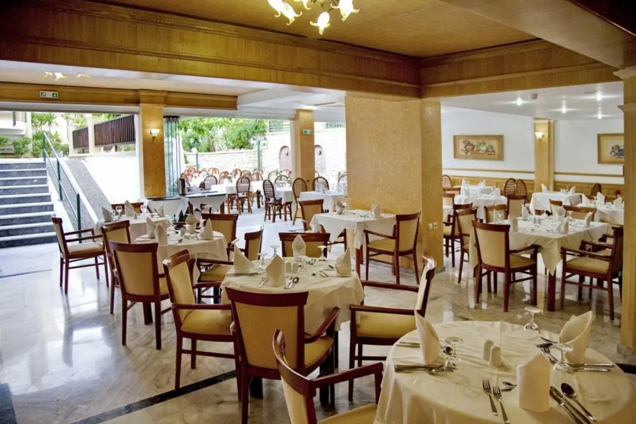 Restauracja i jedzenie w hotelu Joan Beach