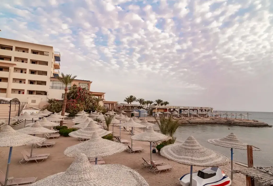 Plaża przy hotelu King Tut Resort