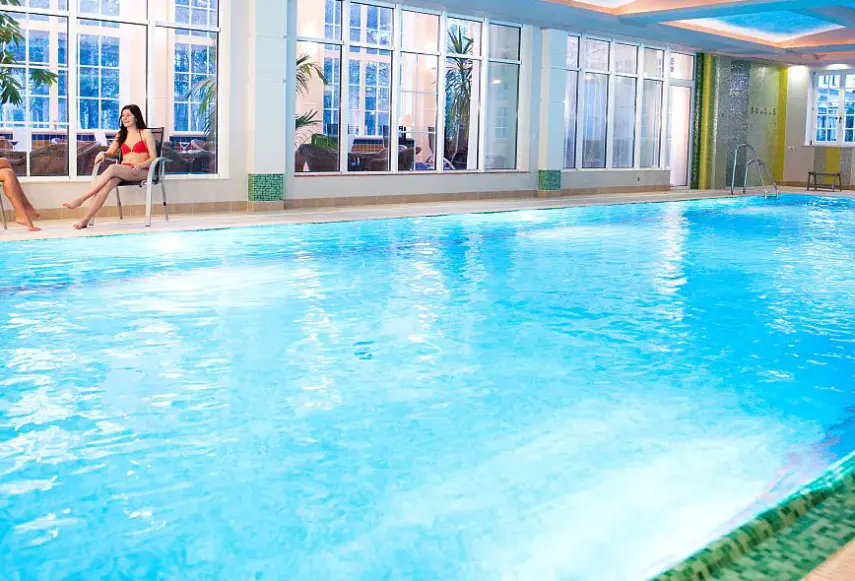 Basen w hotelu Klub Sosnowy
