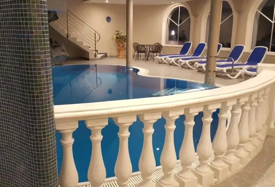 Basen w hotelu Kranebitt (Pfitsch)