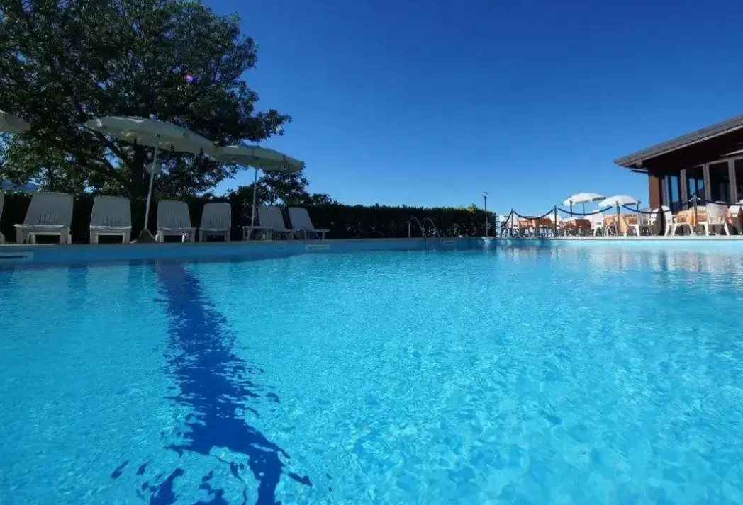 Basen w hotelu La Rotonda (Tignale)