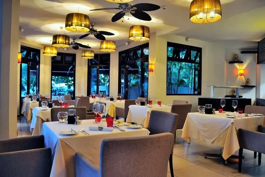 Restauracja i jedzenie w hotelu Le Cardinal Exclusive Resort