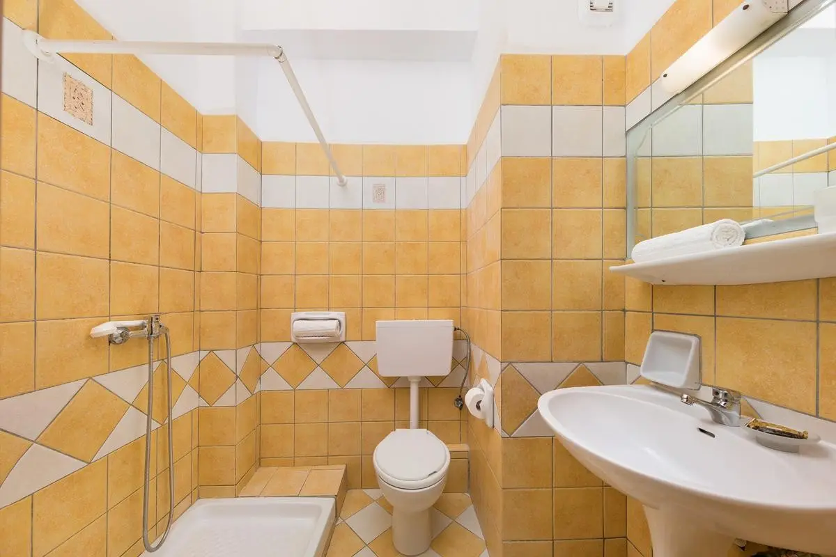 Łazienka w pokoju hotelu Lefkimi