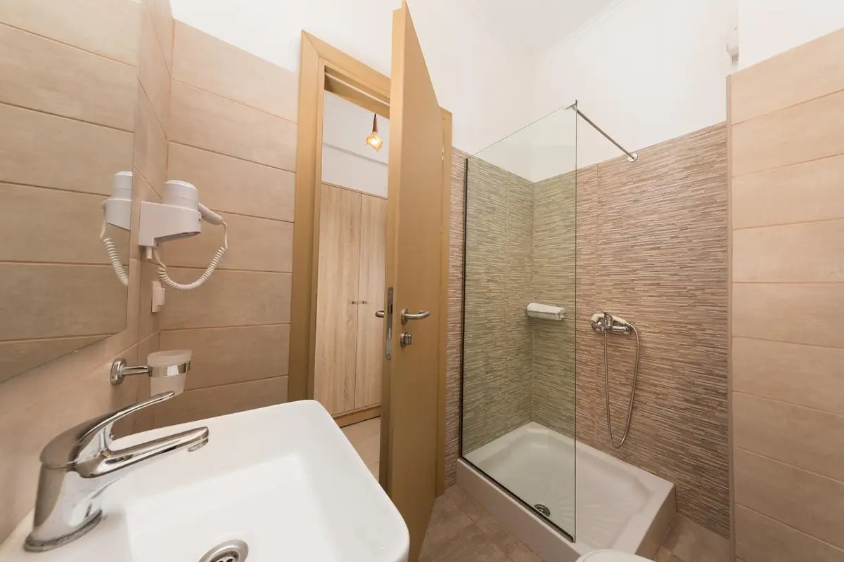 Łazienka w pokoju hotelu Lefkimi