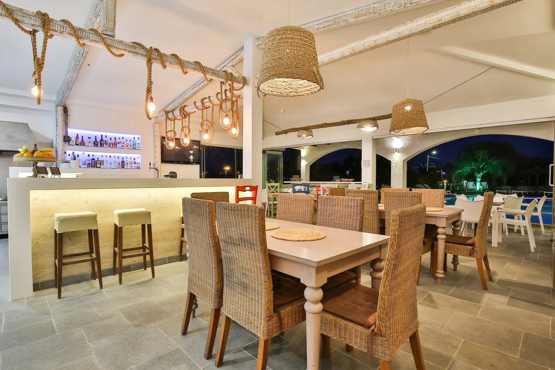 Restauracja i jedzenie w hotelu Malibu Boutique Studios