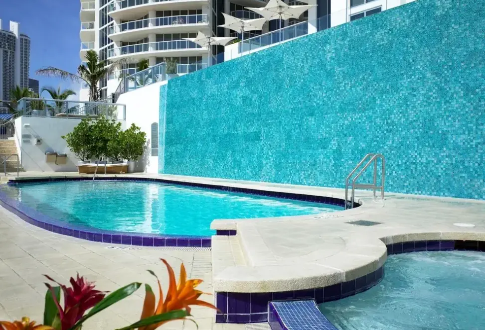 Basen w hotelu Marenas Beach Resort (ex Meridien Sunny Isles)