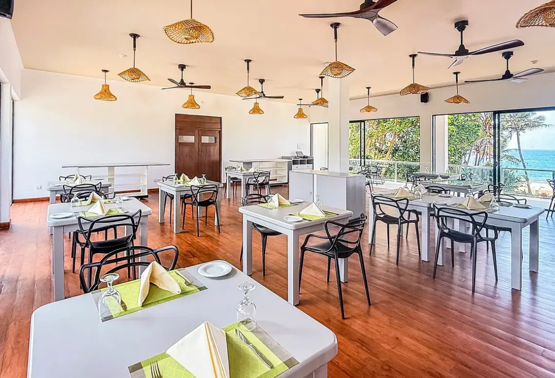 Restauracja i jedzenie w hotelu Mask & Tide (Ex J Ambalangoda)