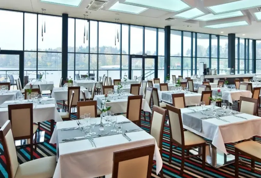 Restauracja i jedzenie w hotelu Mikołajki