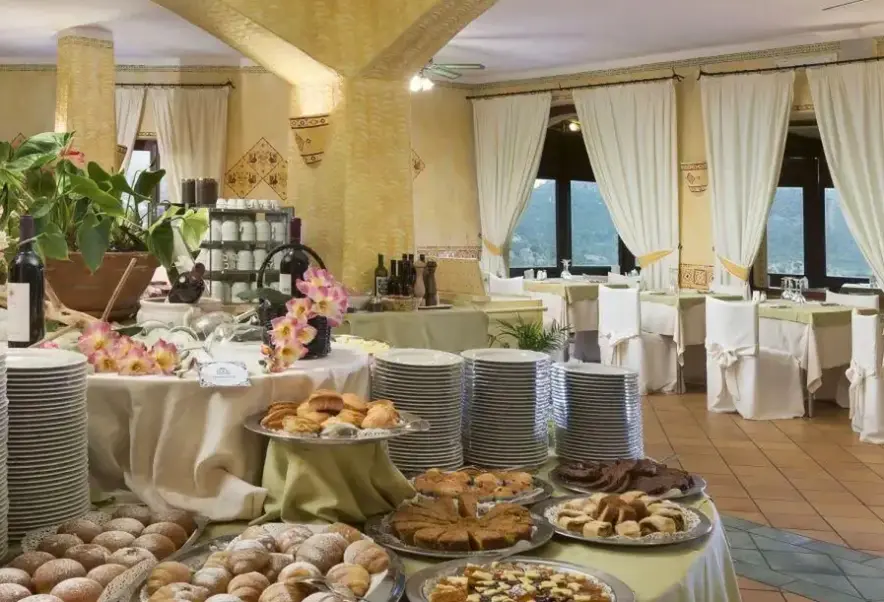 Restauracja i jedzenie w hotelu Myo Rocce Sarde (ex. Rocce Sarde)