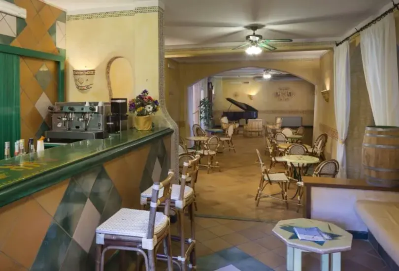 Restauracja i jedzenie w hotelu Myo Rocce Sarde (ex. Rocce Sarde)