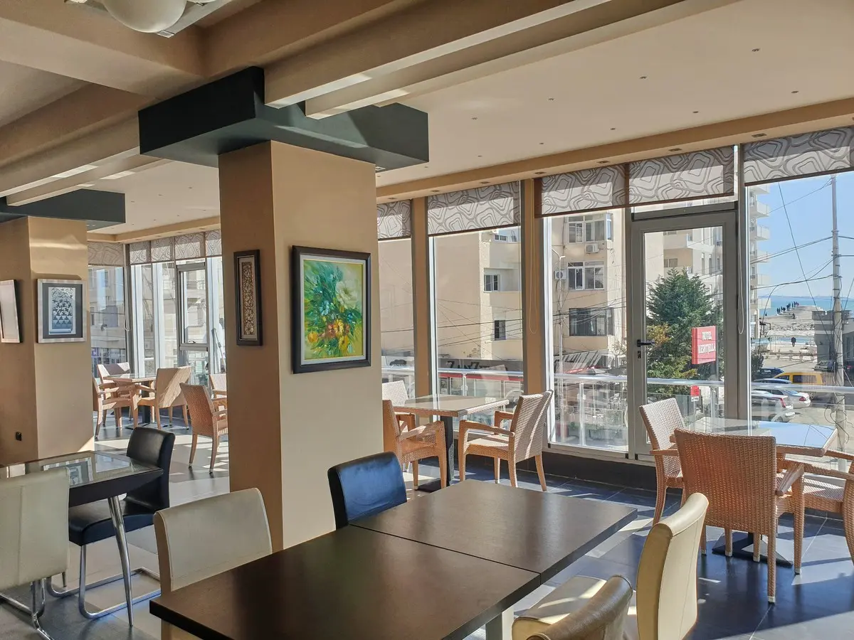 Restauracja i jedzenie w hotelu Nais Beach