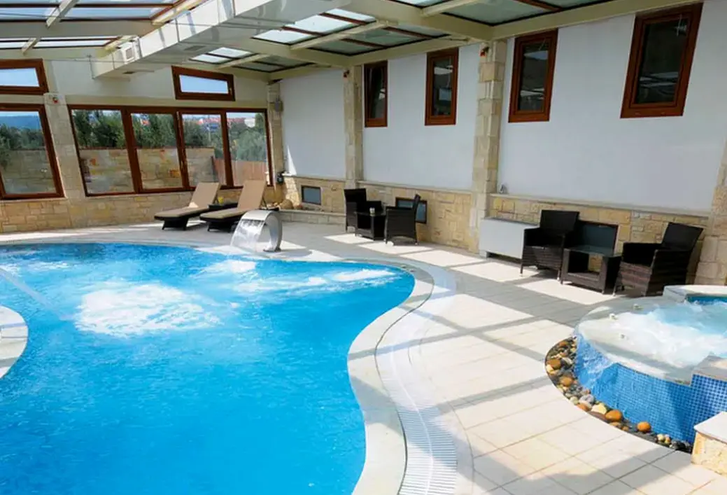 Basen w hotelu Nostos (Afitos)