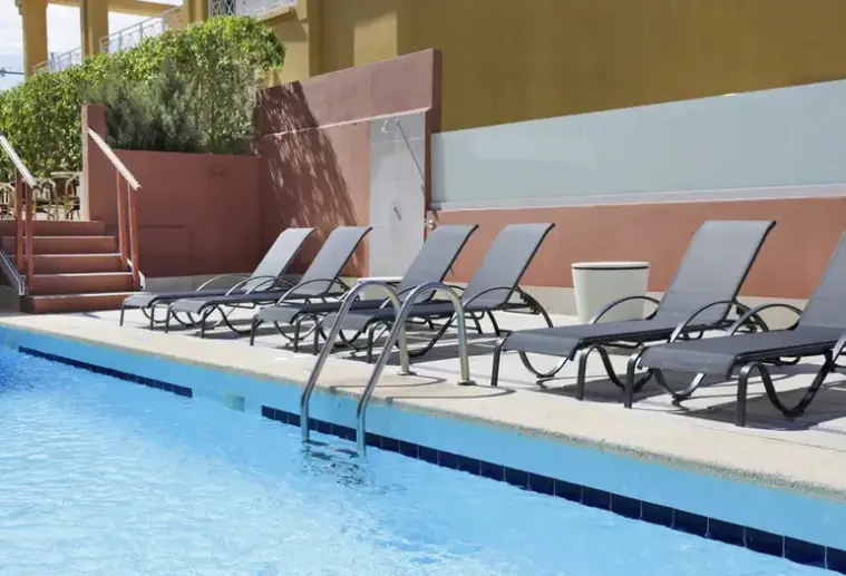 Basen w hotelu Nura Santa Ponsa Pins