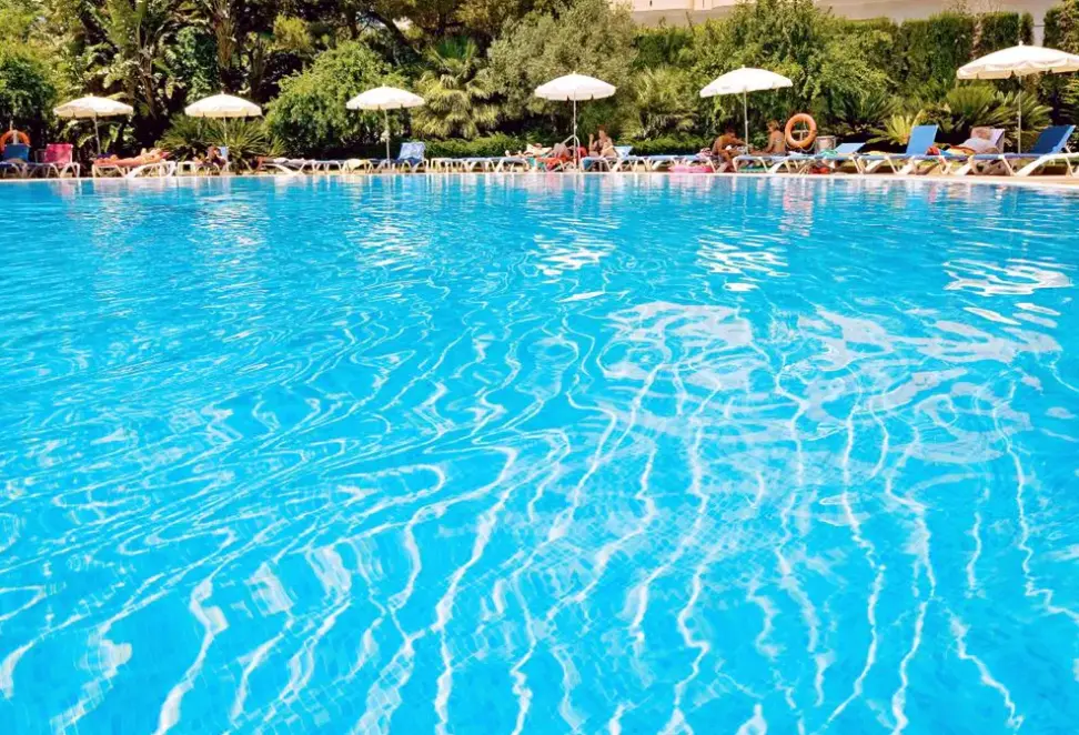 Basen w hotelu Oleander