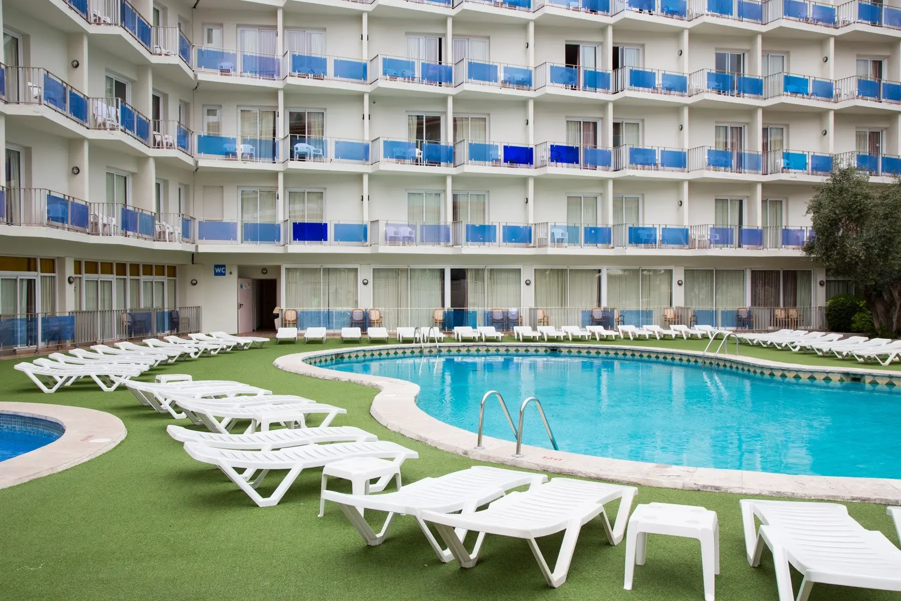 Basen w hotelu Ona Don Juan