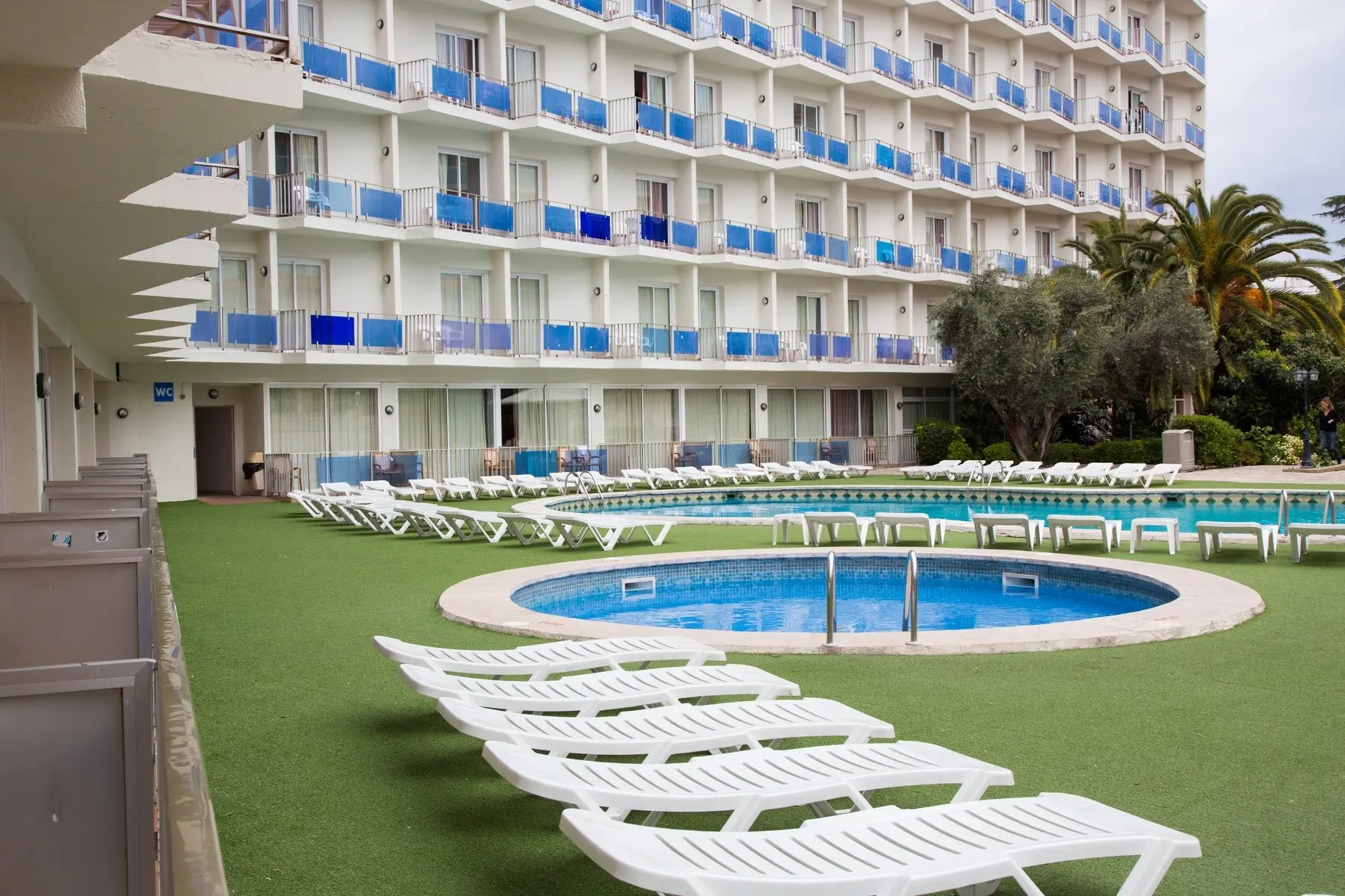 Basen w hotelu Ona Don Juan