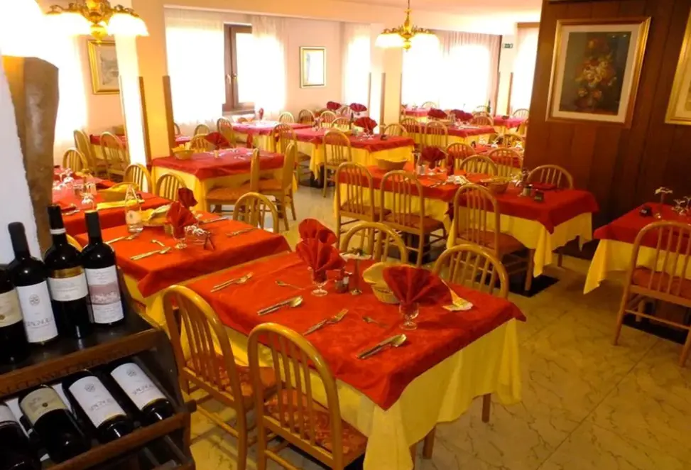 Restauracja i jedzenie w hotelu Orso Grigio (Carisolo)