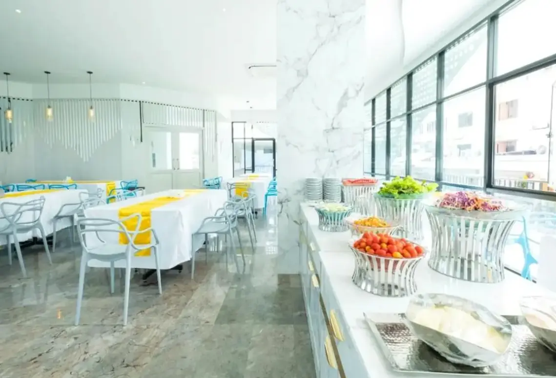 Restauracja i jedzenie w hotelu P Plus