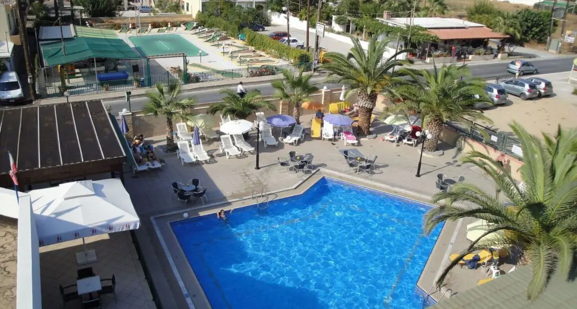 Basen w hotelu Palladion (Adelianos Kampos)