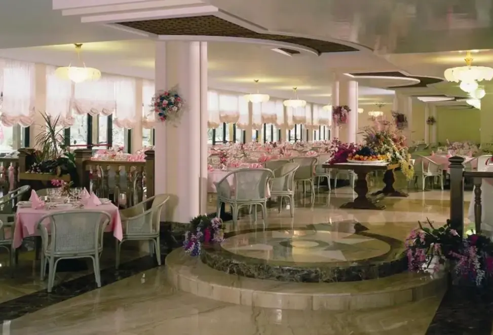 Restauracja i jedzenie w hotelu Park Hotel Oasi