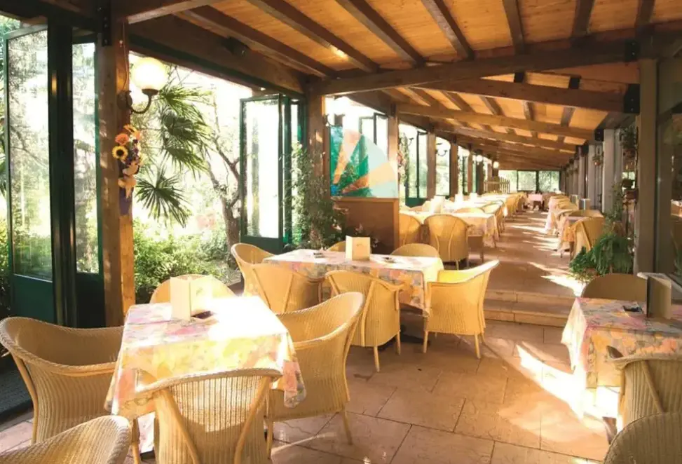 Restauracja i jedzenie w hotelu Park Hotel Oasi
