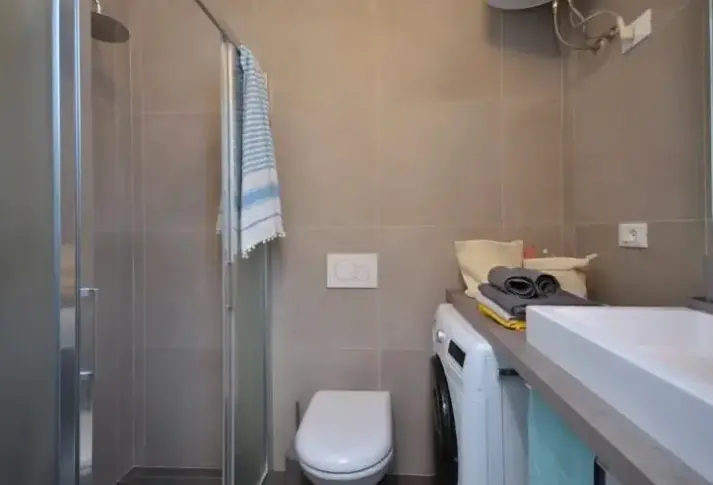 Łazienka w pokoju hotelu Passeggiata Lido Dei Pini - Apartamenty