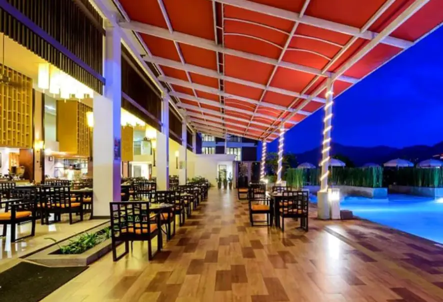 Basen w hotelu Peach Blossom Resort
