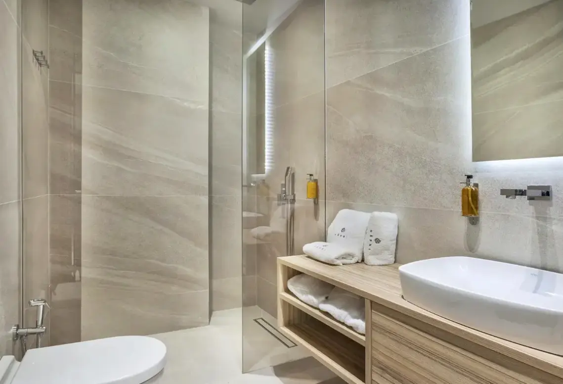 Łazienka w pokoju hotelu Pefki Deluxe Residences