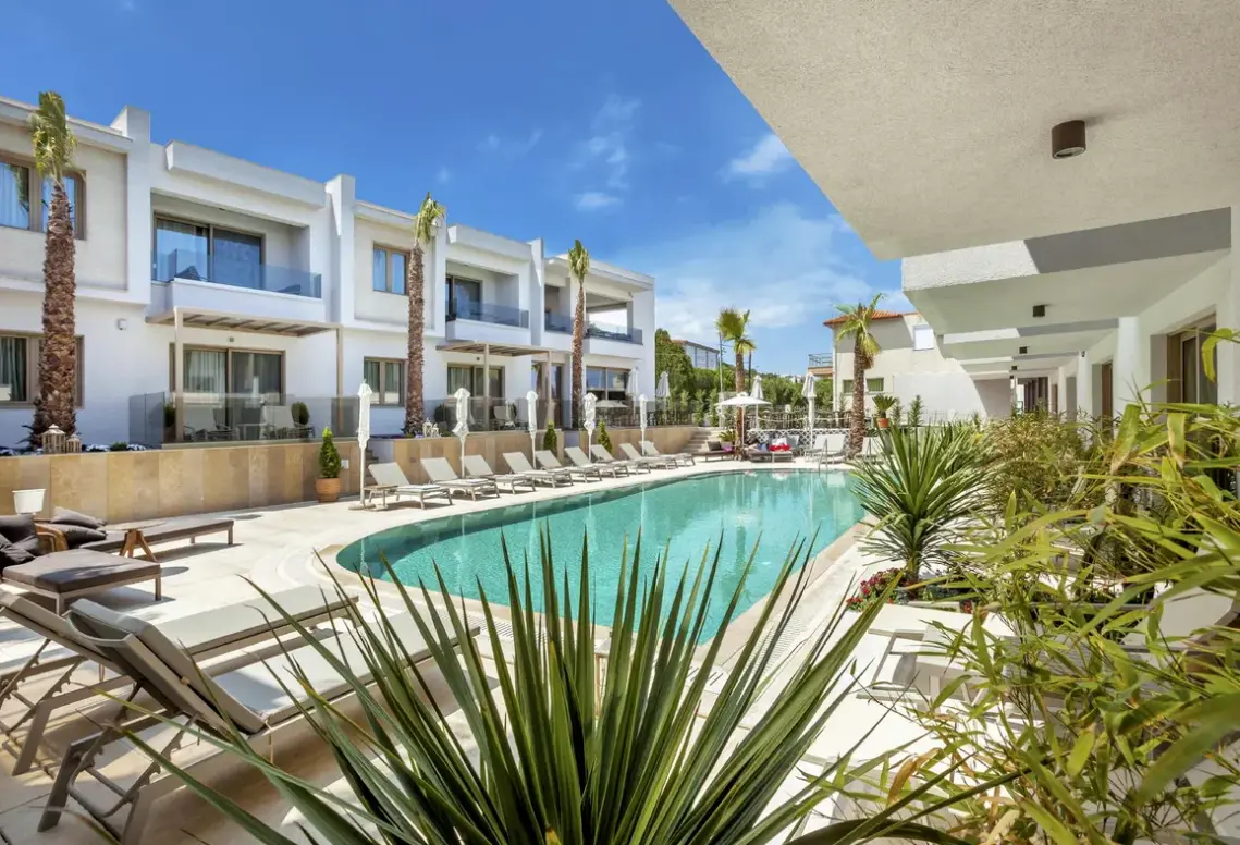 Basen w hotelu Pefki Deluxe Residences