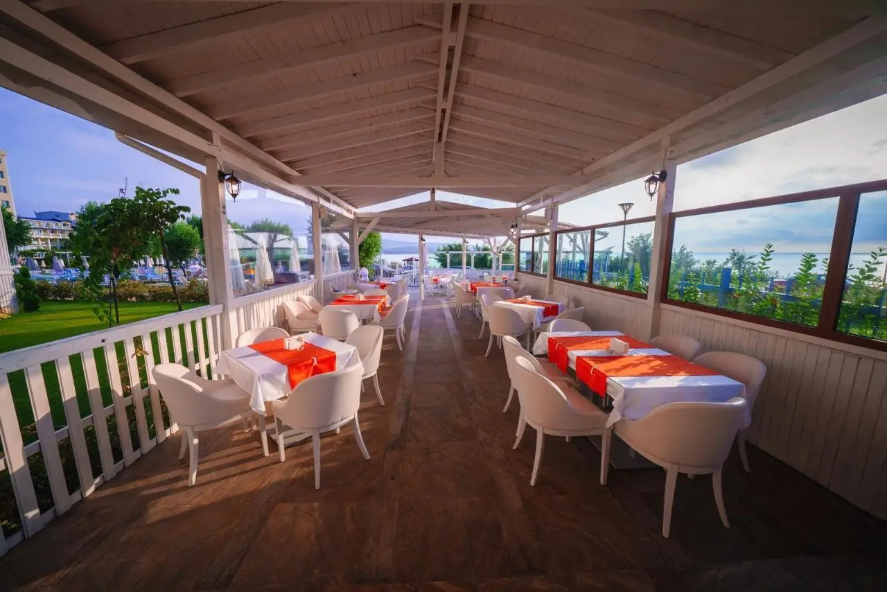 Restauracja i jedzenie w hotelu Perla Gold Luxury