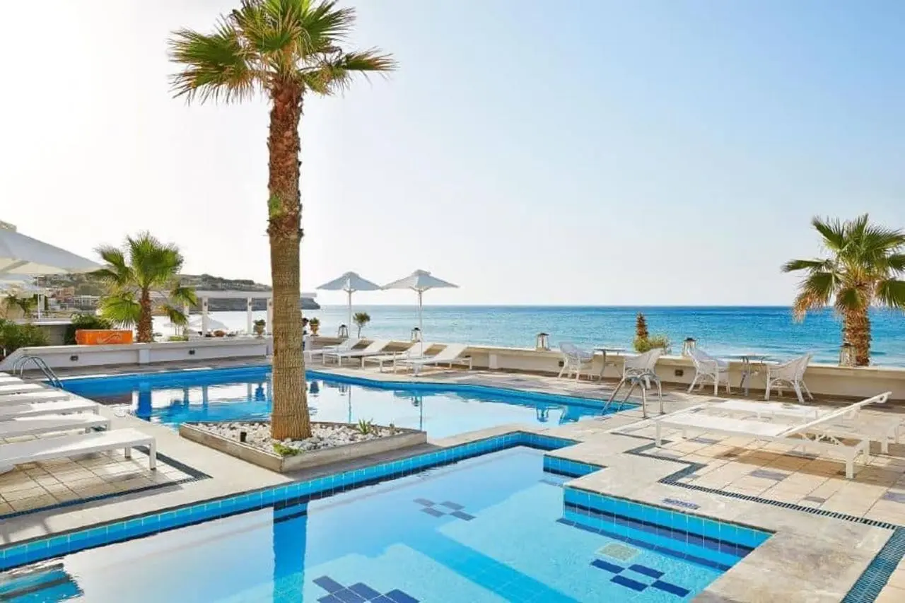 Basen w hotelu Petradi Beach Lounge Hotel
