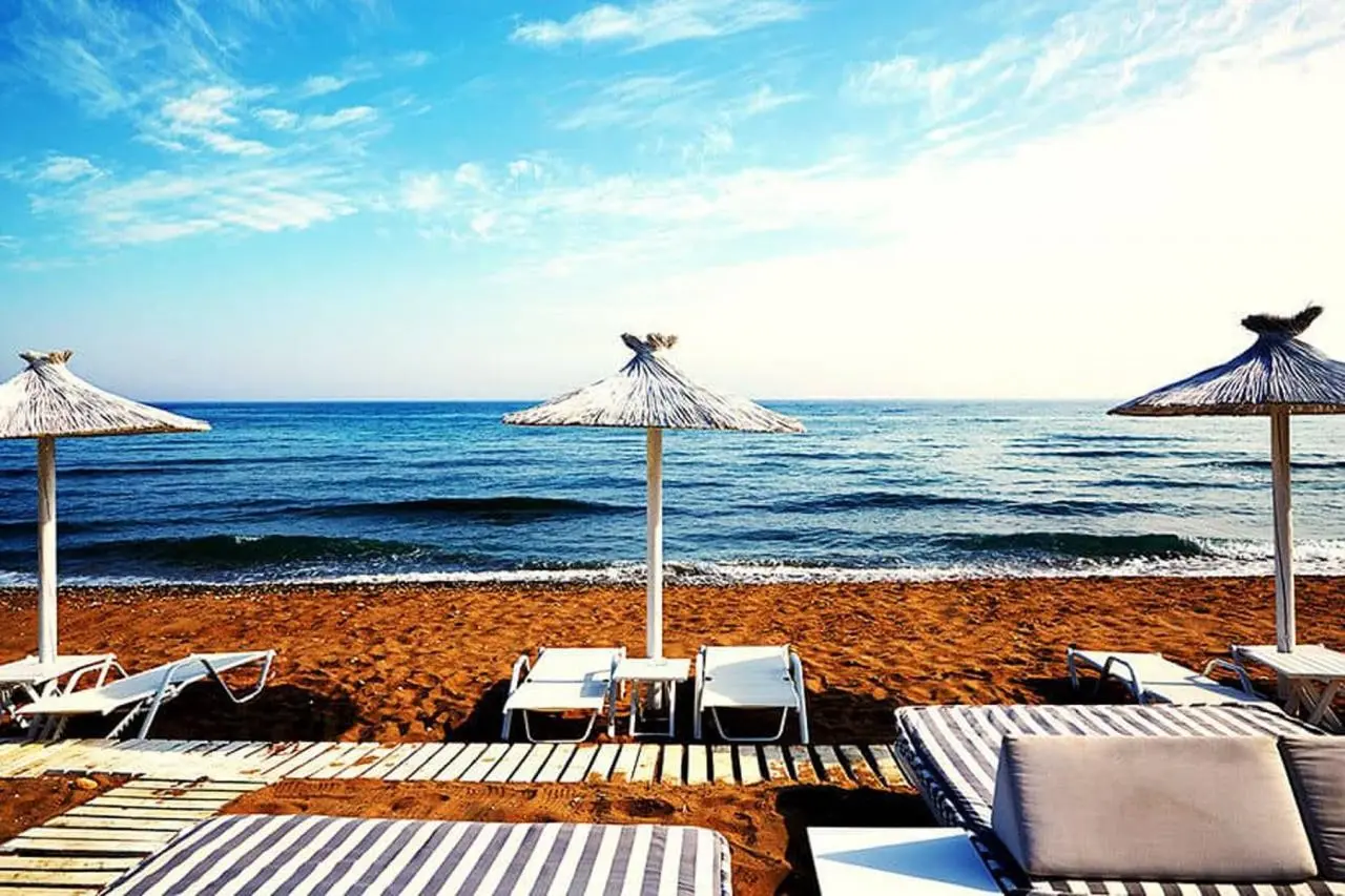 Plaża przy hotelu Petradi Beach Lounge Hotel