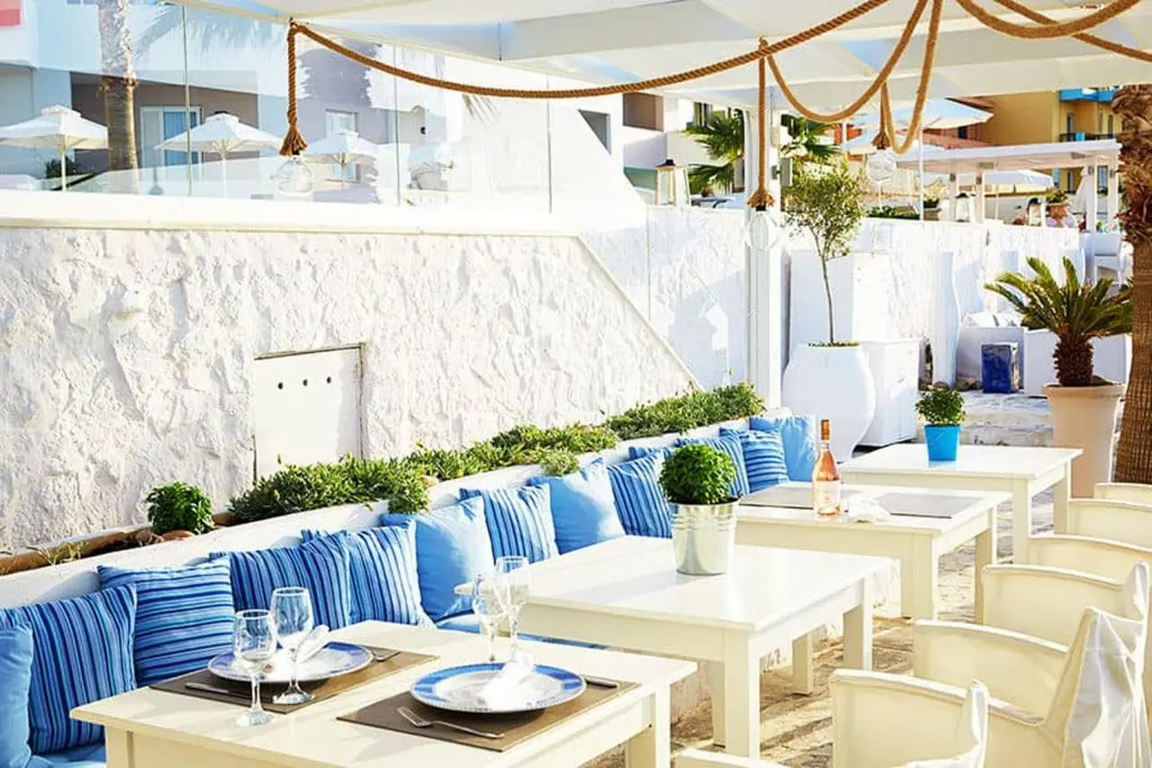Basen w hotelu Petradi Beach Lounge Hotel