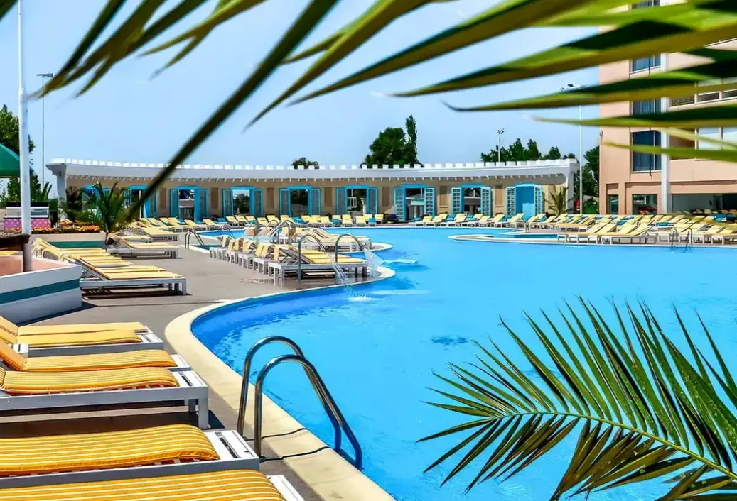 Basen w hotelu Phoenicia Luxury