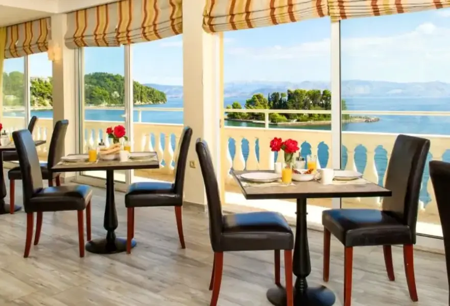 Restauracja i jedzenie w hotelu Pontikonissi