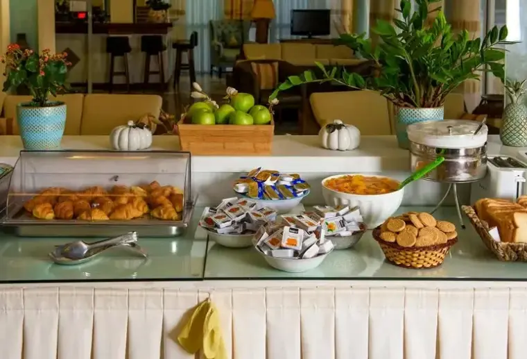 Restauracja i jedzenie w hotelu Pontikonissi