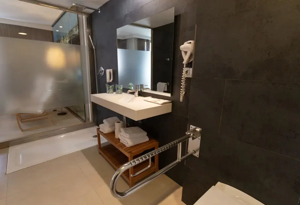 Łazienka w pokoju hotelu R2 Bahia Playa Design Hotel & Spa