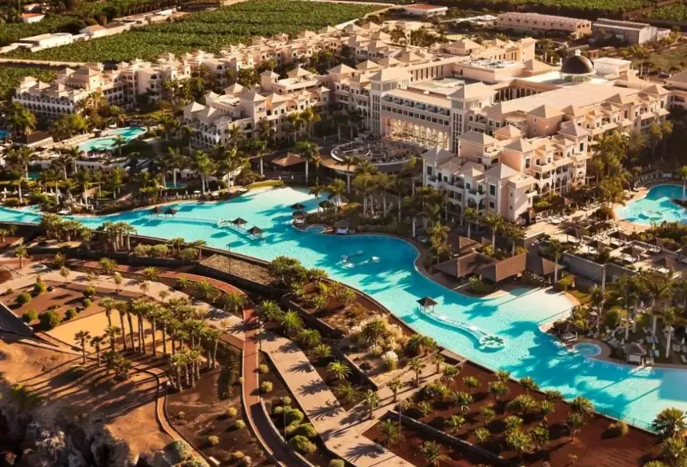 Basen w hotelu Red Level at Gran Melia Palacio de Isora